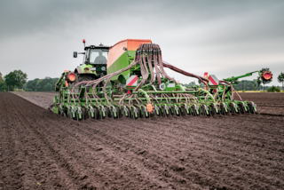 Hydraulic depth and force control (e.g. seed drills or cultivators)