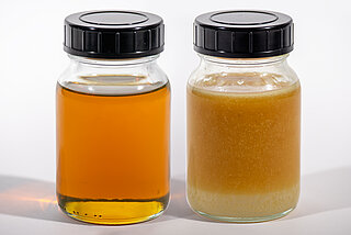 Ölproben: Gelöstes und emulgiertes Wasser in Öl.